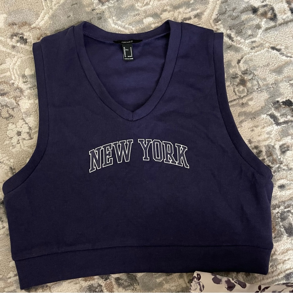 🎯Forever 21 sleeveless cropped sweater top.